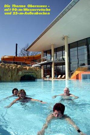 Das 25-m-Aussenschwimmbecken der Therme Obernsees mit Reifenrutsche fr Kinder und Erwachsene